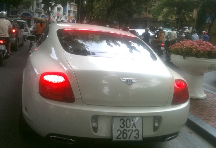 Siêu xe Bentley sang trọng dạo chơi trên phố cổ Hà Nội.